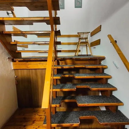 Δωμάτια σε οικογενειακή κατοικία Mezna 85 *